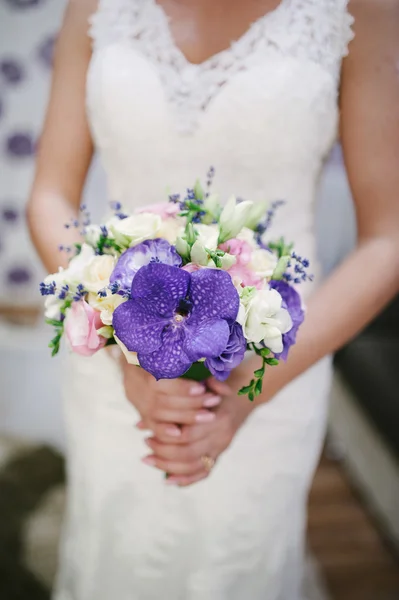 Mariée tenant un bouquet de fleurs — Photo