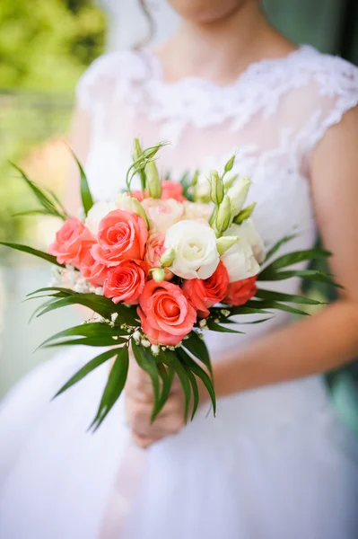 Mariée tenant un bouquet de fleurs — Photo