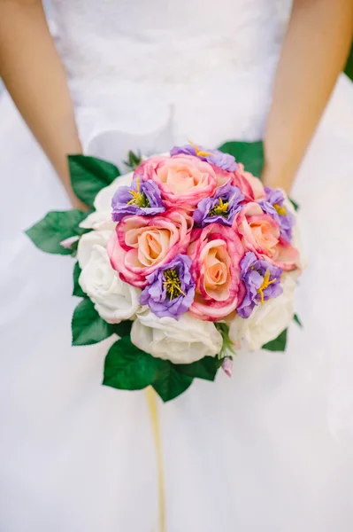 Mariée tenant un bouquet de fleurs — Photo