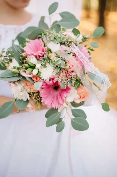 Braut mit einem Blumenstrauß — Stockfoto