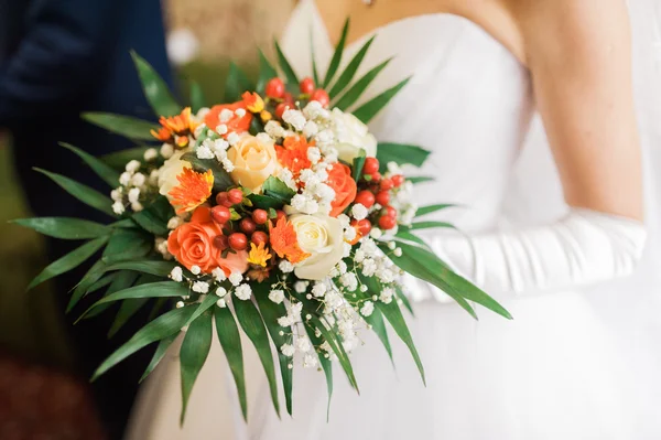 Braut mit einem Blumenstrauß — Stockfoto