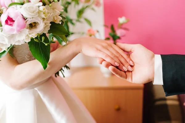 Braut und Bräutigam halten Händchen — Stockfoto