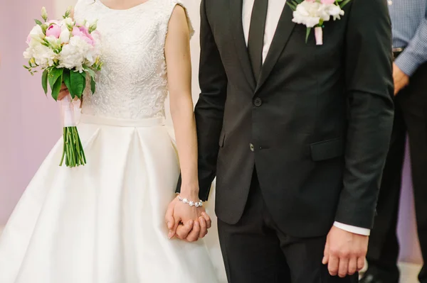 Bride and groom holding hands — Stock Photo, Image