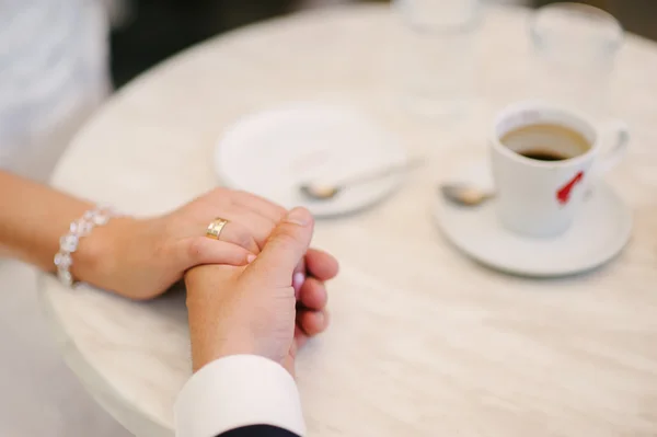 Pengantin pria dan wanita berpegangan tangan — Stok Foto