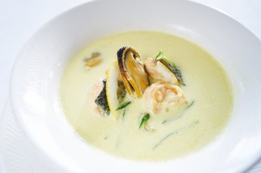 Safran deniz mahsulleri çorbası