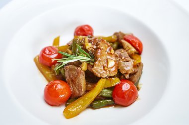 Sebze domates soslu domuz eti