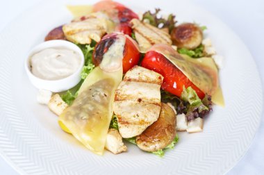 sıcak tavuk salatası