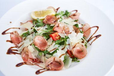 Roket salata kurutulmuş et ile