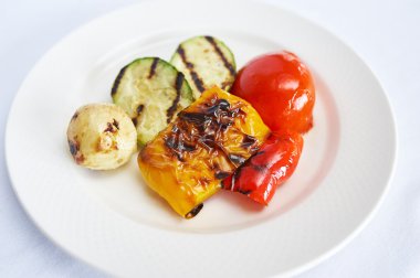 Beyaz tabakta ızgara sebze.