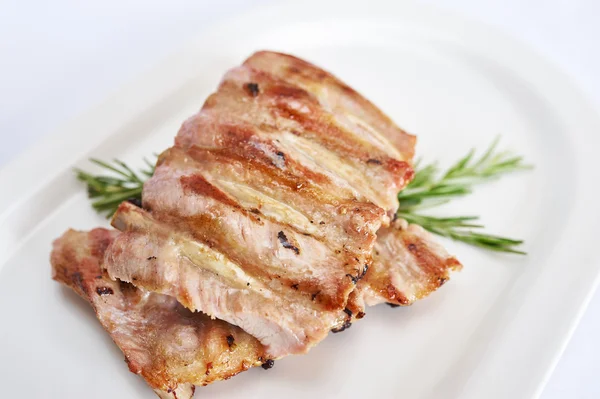 Costillas de cerdo en plato blanco —  Fotos de Stock