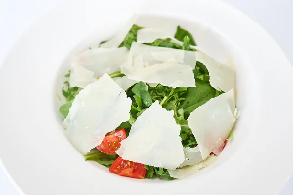 Salada italiana em prato branco — Fotografia de Stock