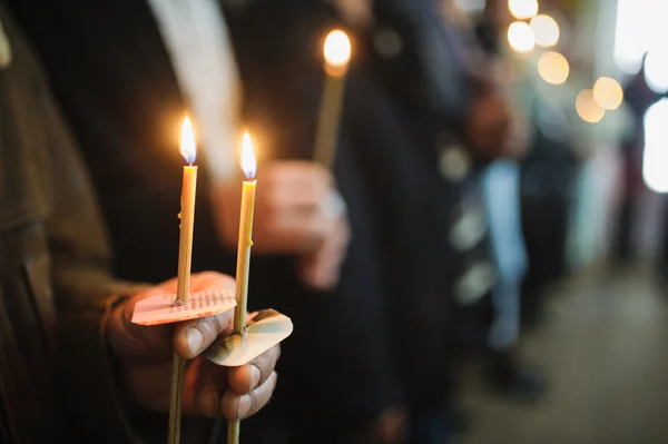 Velas durante o batismo ortodoxo — Fotografia de Stock