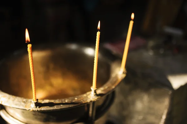 Três velas durante o batismo ortodoxo — Fotografia de Stock