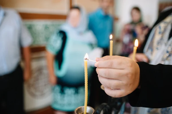 Горящая тонкая свеча во время крещения — стоковое фото