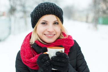 Kış kız sıcak çay içme