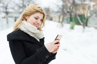 Smartphone'da yazarak kadın