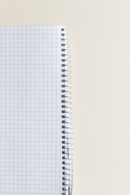 Kırpma yoluyla Fildişi masada boş not defteri