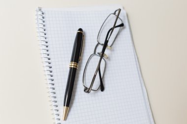 siyah kalem ve gözlük beyaz yüzey veya Not Defteri ile