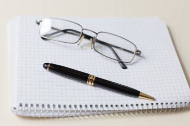 siyah kalem ve gözlük beyaz yüzey veya Not Defteri ile