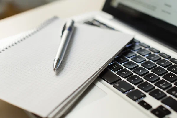 Dizüstü bilgisayar ile not etmek, kalem Fildişi masada — Stok fotoğraf