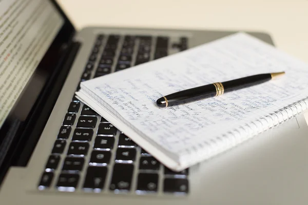 Laptop mit Notizblock, Stift auf Elfenbeintisch — Stockfoto