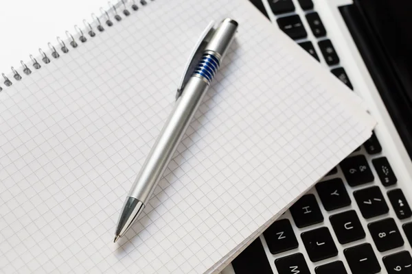 Laptop mit Notizblock, Stift auf Elfenbeintisch — Stockfoto