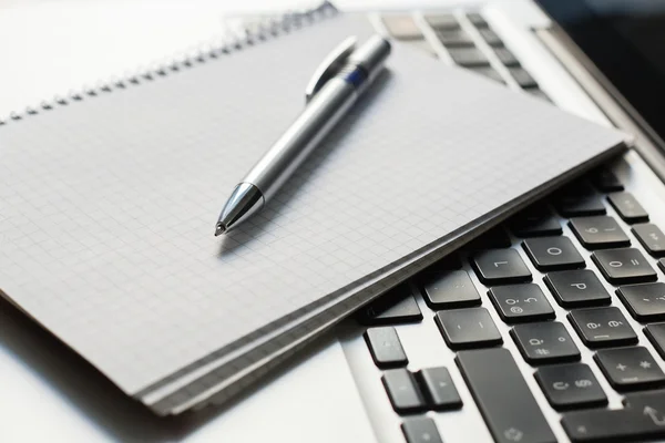 Bärbar dator med anteckningar, penna på elfenben tabell — Stockfoto