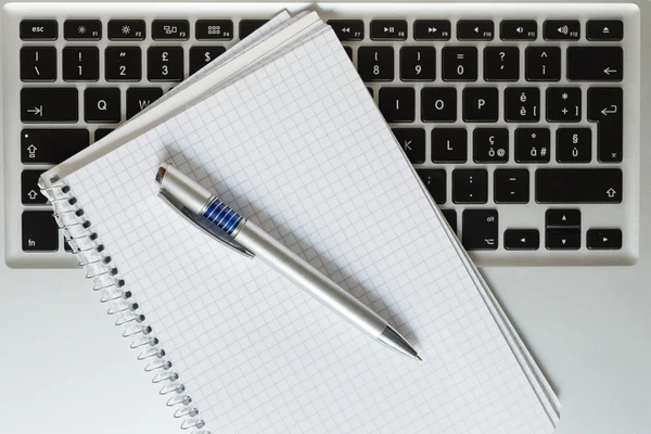 Laptop mit Notizblock, Stift und Tastatur — Stockfoto