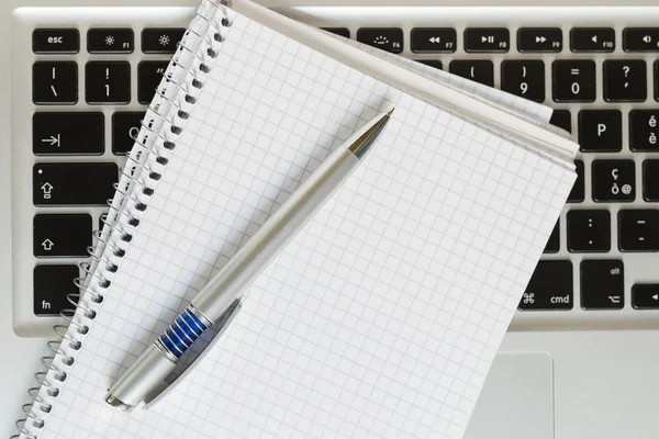 Laptop mit Notizblock, Stift und Tastatur — Stockfoto