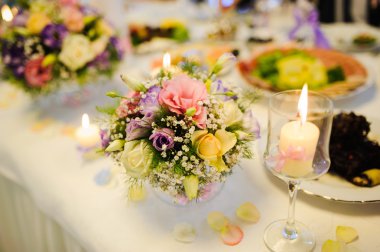 Tüm güzellik ve çiçekler ile restoranda düğün süslemeleri