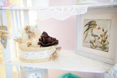 Tüm güzellik ve çiçekler ile restoranda düğün süslemeleri