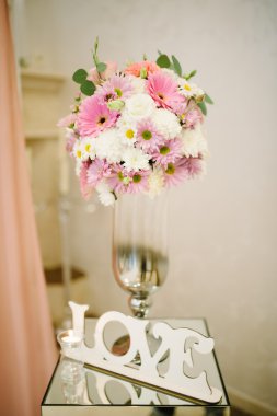 Tüm güzellik ve çiçekler ile restoranda düğün süslemeleri