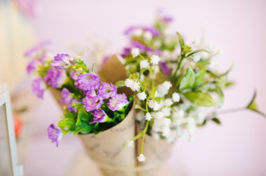 Tüm güzellik ve çiçekler ile restoranda düğün süslemeleri