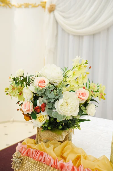 Bröllop dekorationer på restaurang med alla skönhet och blommor — Stockfoto