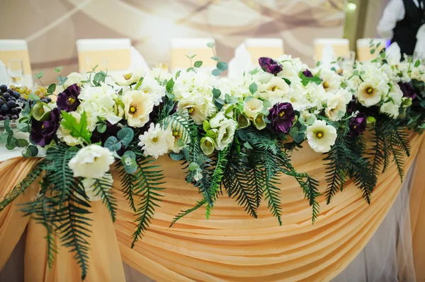Γαμήλια διακόσμηση στο εστιατόριο με την όλη ομορφιά και λουλούδια — Φωτογραφία Αρχείου
