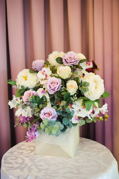 Decorazioni nuziali al ristorante con tutta la bellezza e fiori — Foto Stock