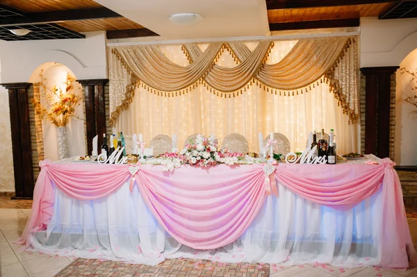 Свадебные украшения в ресторане со всей красотой и цветами — стоковое фото