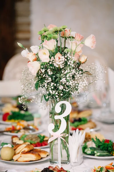 Decoraciones de boda en el restaurante con toda la belleza y las flores — Foto de Stock