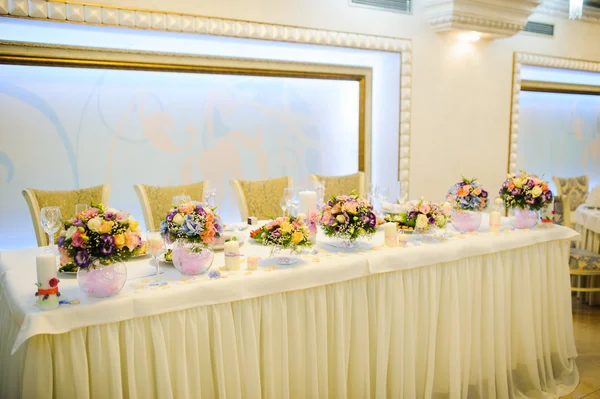 Decoraciones de boda en el restaurante con toda la belleza y las flores — Foto de Stock