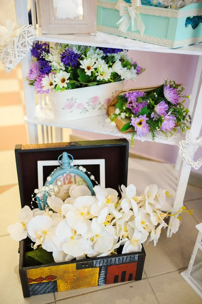 Весільні прикраси в ресторані з усією красою і квітами — стокове фото