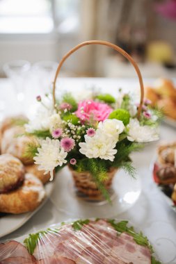 Tüm güzellik ve çiçekler ile restoranda düğün süslemeleri