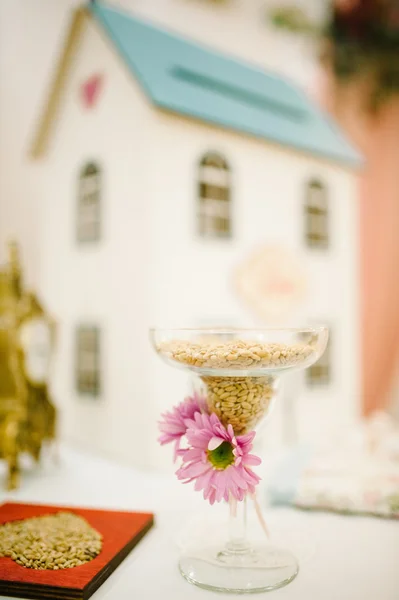 Decorações de casamento no restaurante com toda a beleza e flores — Fotografia de Stock