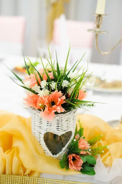すべての美しさと花のレストランで結婚式の装飾 — ストック写真