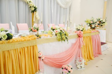 Tüm güzellik ve çiçekler ile restoranda düğün süslemeleri