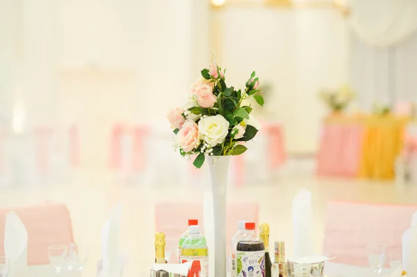 Hochzeitsdekoration im Restaurant mit allen Schönheiten und Blumen — Stockfoto