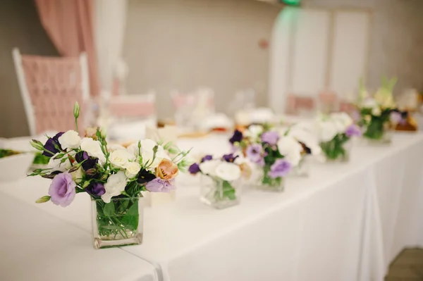 Bröllop dekorationer på restaurang med alla skönhet och blommor — Stockfoto