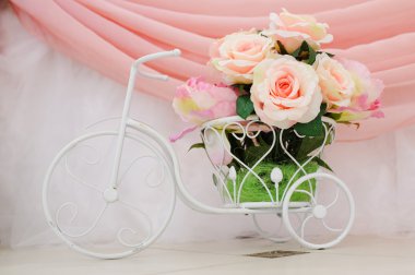 Tüm güzellik ve çiçekler ile restoranda düğün süslemeleri