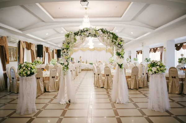 Décorations de mariage au restaurant avec toute la beauté et les fleurs — Photo