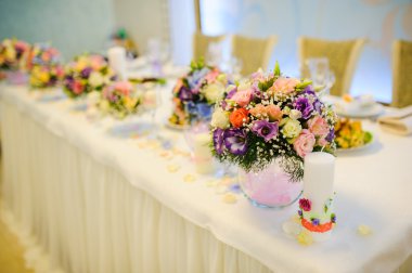 Tüm güzellik ve çiçekler ile restoranda düğün süslemeleri