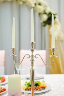 Tüm güzellik ve çiçekler ile restoranda düğün süslemeleri